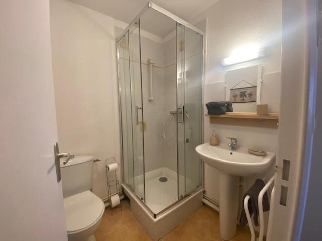 Belle villa climatisée avec 2 chambres, terrasse en angle, parking privatif dans résidence sécurisée piscine commune 800 m de la mer LRCS151 - Maison 2 Chambres - 12