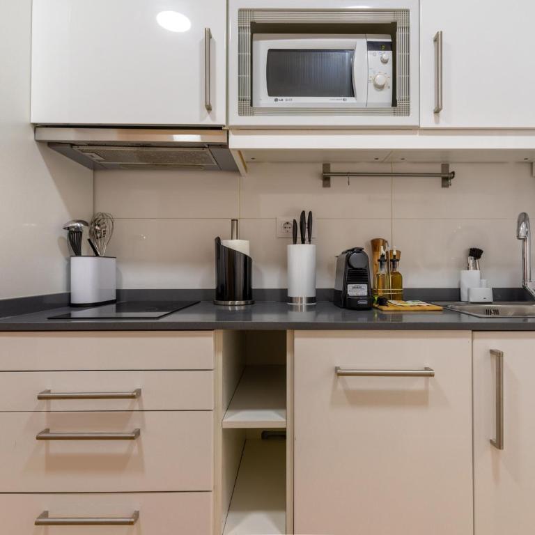 Limehome Madrid San Lorenzo - Two-Bedroom Apartment with Balcony - 12