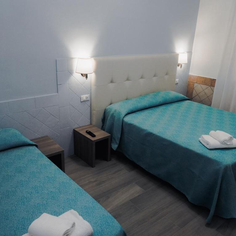 Square Inn - Dreibettzimmer mit eigenem Bad - 1