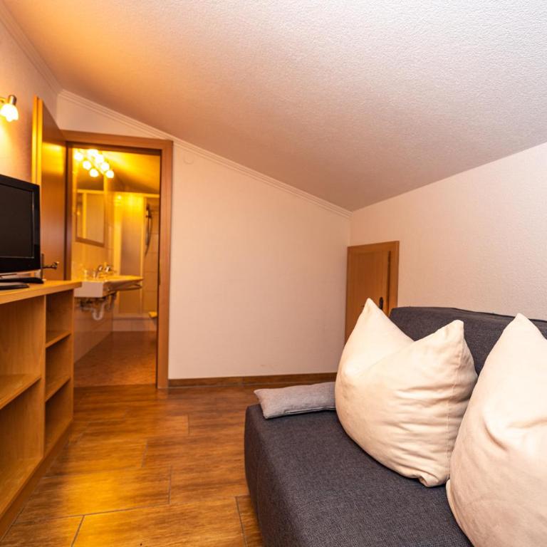 Haus Anton Sölden - Apartments & Zimmer - Familienzimmer mit 2 Schlafzimmern - 2