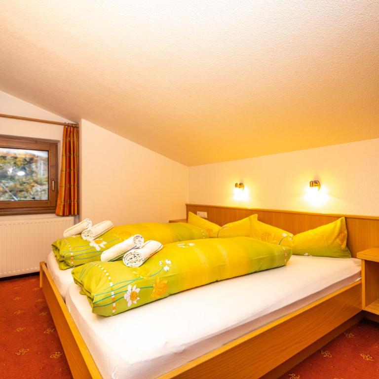 Haus Anton Sölden - Apartments & Zimmer - Familienzimmer mit 2 Schlafzimmern - 4