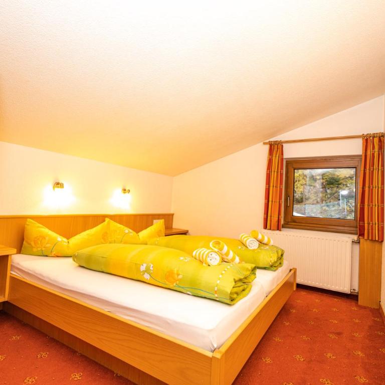 Haus Anton Sölden - Apartments & Zimmer - Familienzimmer mit 2 Schlafzimmern - 5
