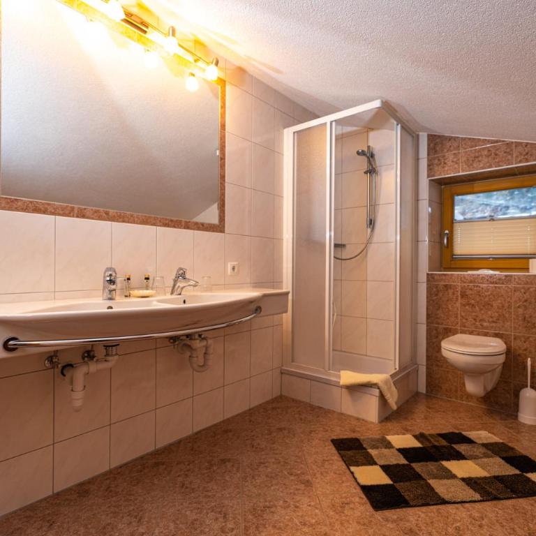 Haus Anton Sölden - Apartments & Zimmer - Familienzimmer mit 2 Schlafzimmern - 3