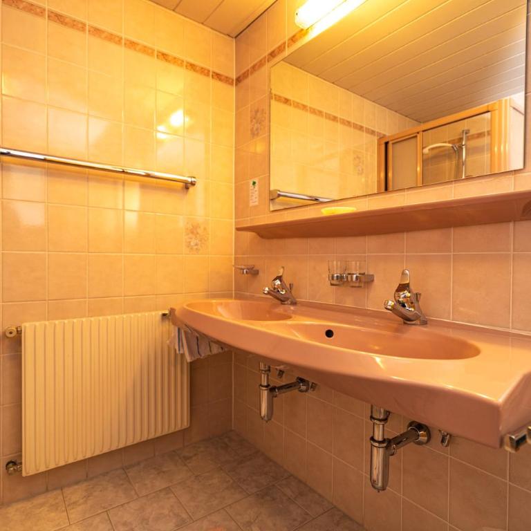 Haus Anton Sölden - Apartments & Zimmer - Familienzimmer mit Balkon - 5