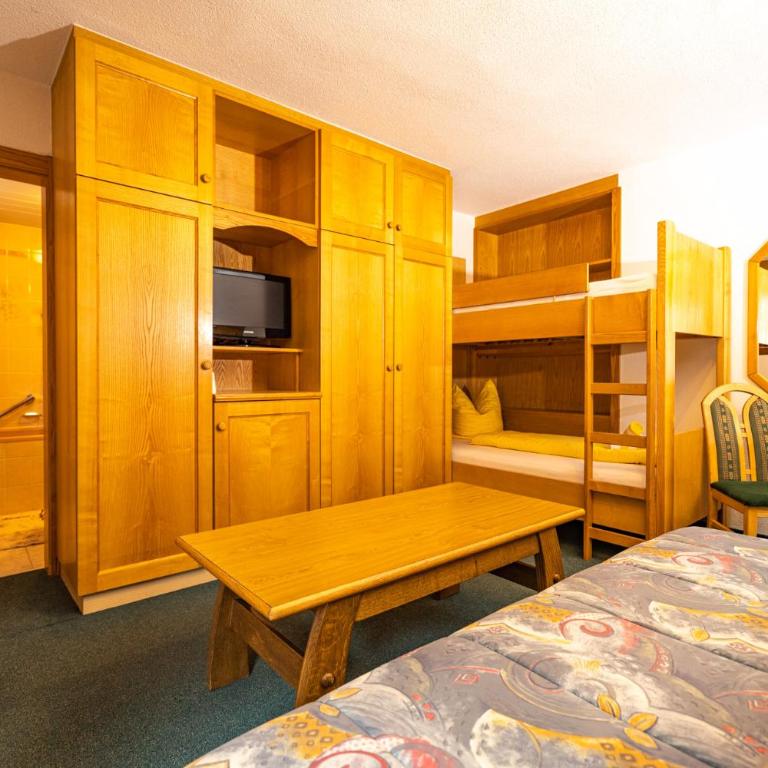 Haus Anton Sölden - Apartments & Zimmer - Familienzimmer mit Balkon - 3