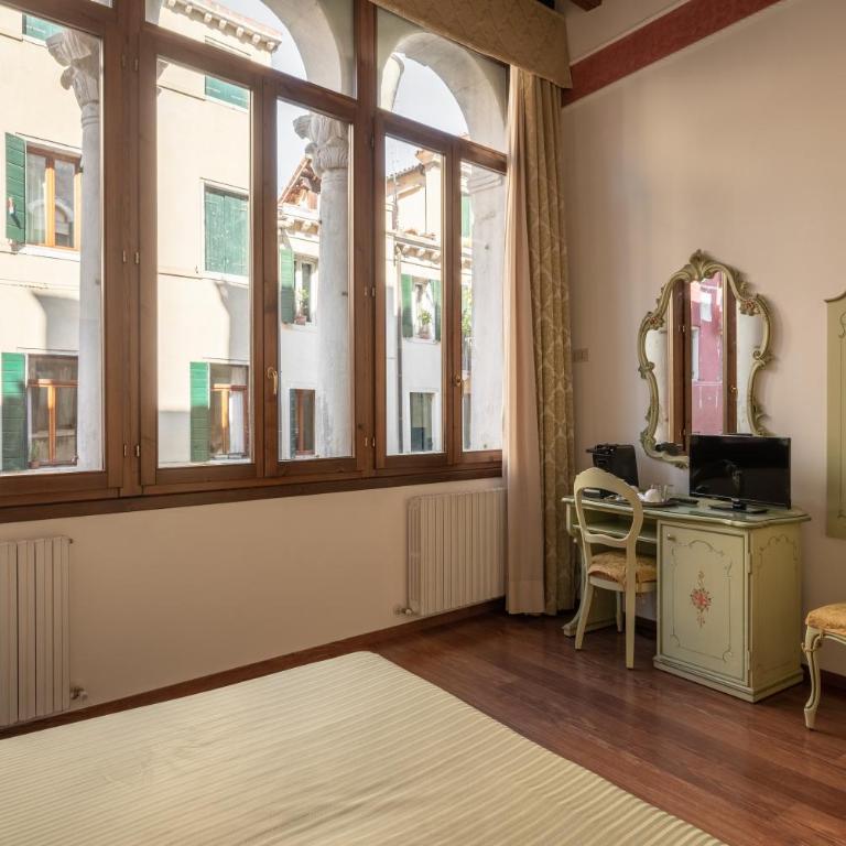 Hotel al Sotoportego - Camera Matrimoniale con Vista Canale - 13