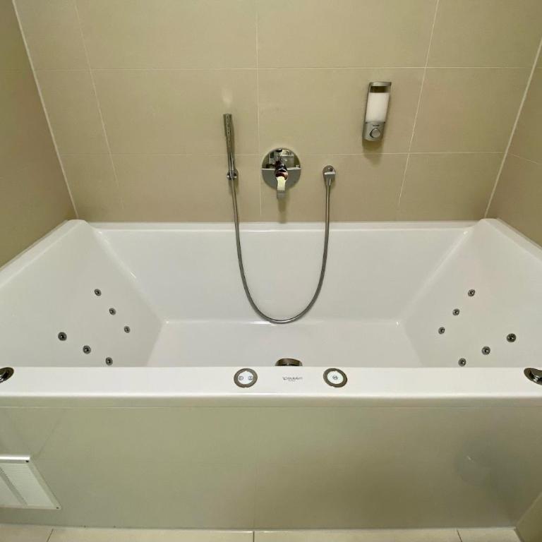 ALPEN-PANORAMA SUITE - Einzigartige Privatsuite hoch über München, 12tes OG, Alpenblick, Loggia, Whirlpool, 15 Minuten zum Zentrum, Ruhe und Erholung in der Stadt München für privat und geschäftlich Reisende - Doppelzimmer mit Bergblick - 13