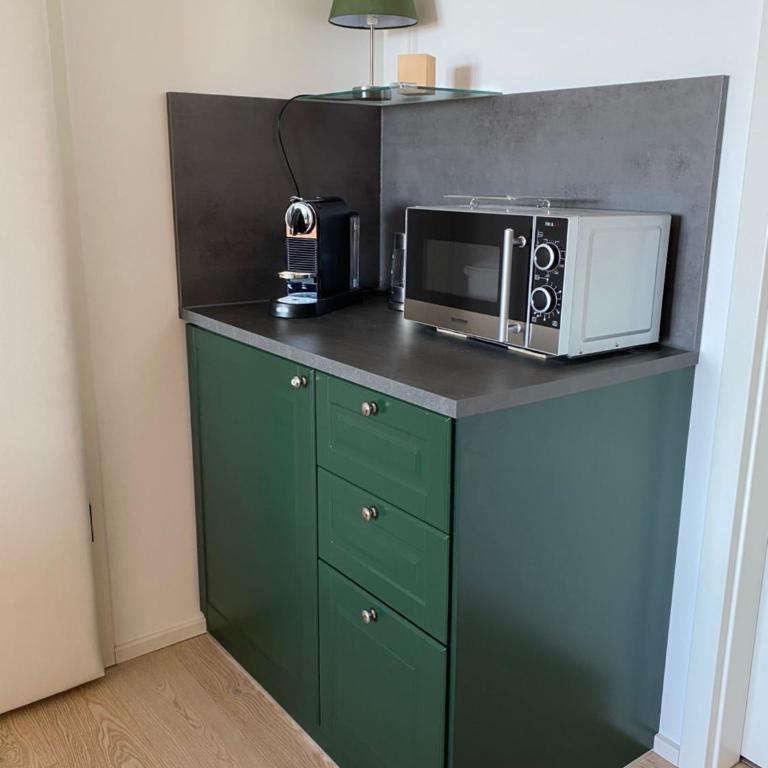 ALPEN-PANORAMA SUITE - Einzigartige Privatsuite hoch über München, 12tes OG, Alpenblick, Loggia, Whirlpool, 15 Minuten zum Zentrum, Ruhe und Erholung in der Stadt München für privat und geschäftlich Reisende - Doppelzimmer mit Bergblick - 11
