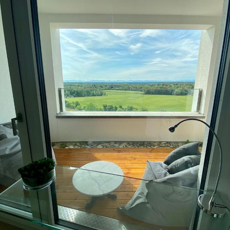 ALPEN-PANORAMA SUITE - Einzigartige Privatsuite hoch über München, 12tes OG, Alpenblick, Loggia, Whirlpool, 15 Minuten zum Zentrum, Ruhe und Erholung in der Stadt München für privat und geschäftlich Reisende - Doppelzimmer mit Bergblick - 2