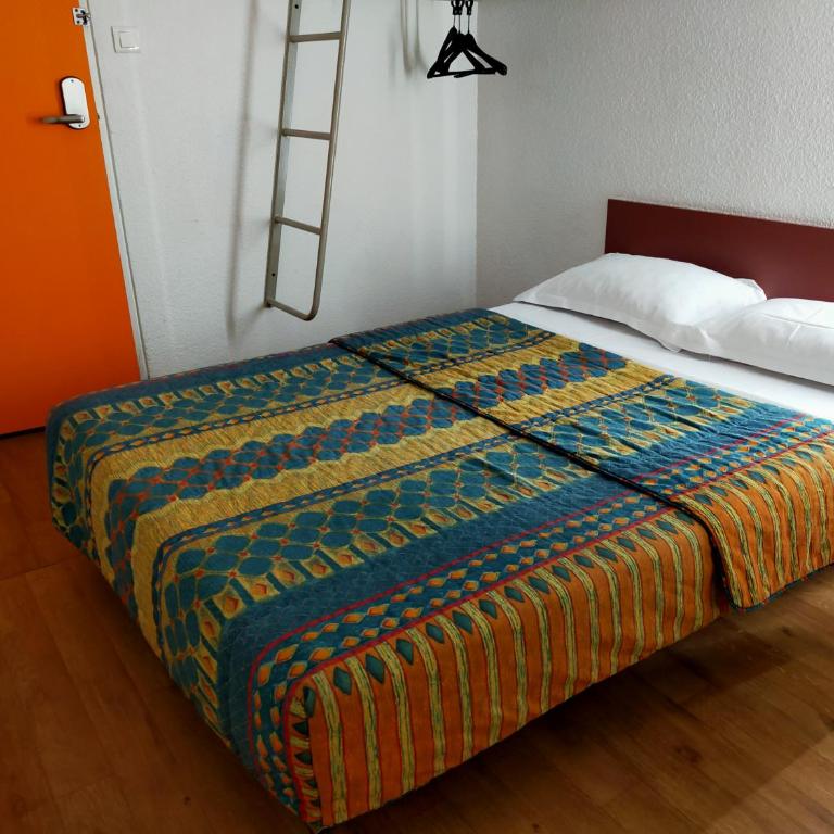 HOTEL THANIA Sète Frontignan - Chambre Triple avec Salle de Bains Commune - 1