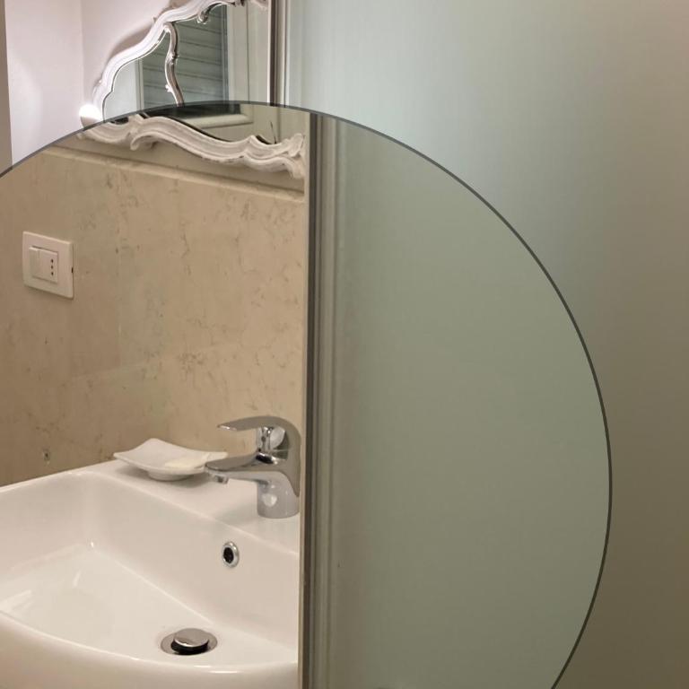 UN PUNTO A VERONA - Camera Matrimoniale con Bagno Privato Esterno - 14