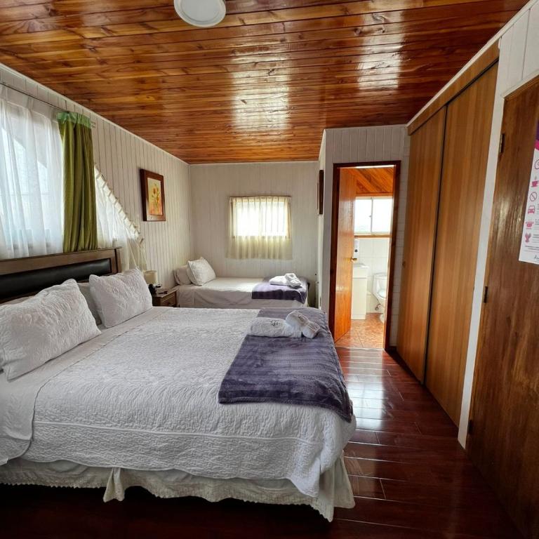 Hostal Katemu - Habitación Cuádruple con baño privado - 1