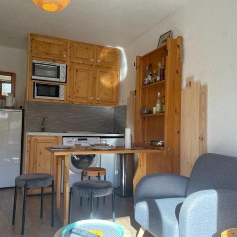 Studio cabine, 4 pers, Risoul, proche commerces, Cuisine équipée, Balcon, Animaux acceptés - Appartement 1 Chambre - 7