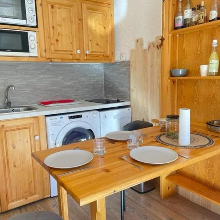 Studio cabine, 4 pers, Risoul, proche commerces, Cuisine équipée, Balcon, Animaux acceptés - Appartement 1 Chambre - 14