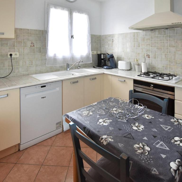 Amazing Home In Avignon - Maison de Vacances 3 Chambres - 4