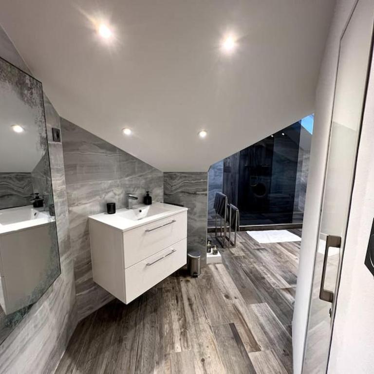 Splendide appartement style chalet classé 4 étoiles, terrasse face à la montagne - Three-Bedroom Apartment - 24