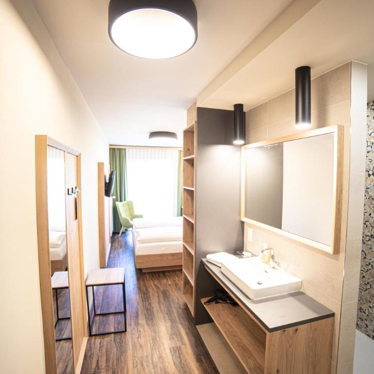 Finkensteiner Hof - Doppelzimmer mit Balkon - 12