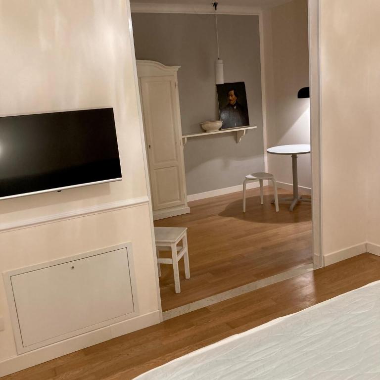 UN PUNTO A VERONA - Camera Matrimoniale con Bagno Privato Esterno - 7