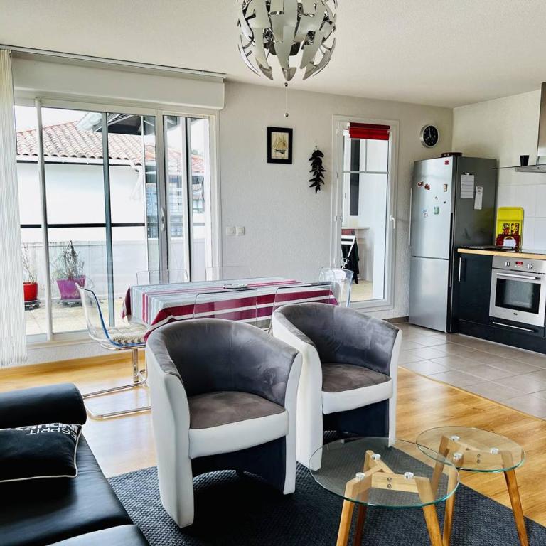 Confortable T2 à Cambo-Les-Bains avec Terrasse et Parking - Apartamento de 1 dormitorio - 2