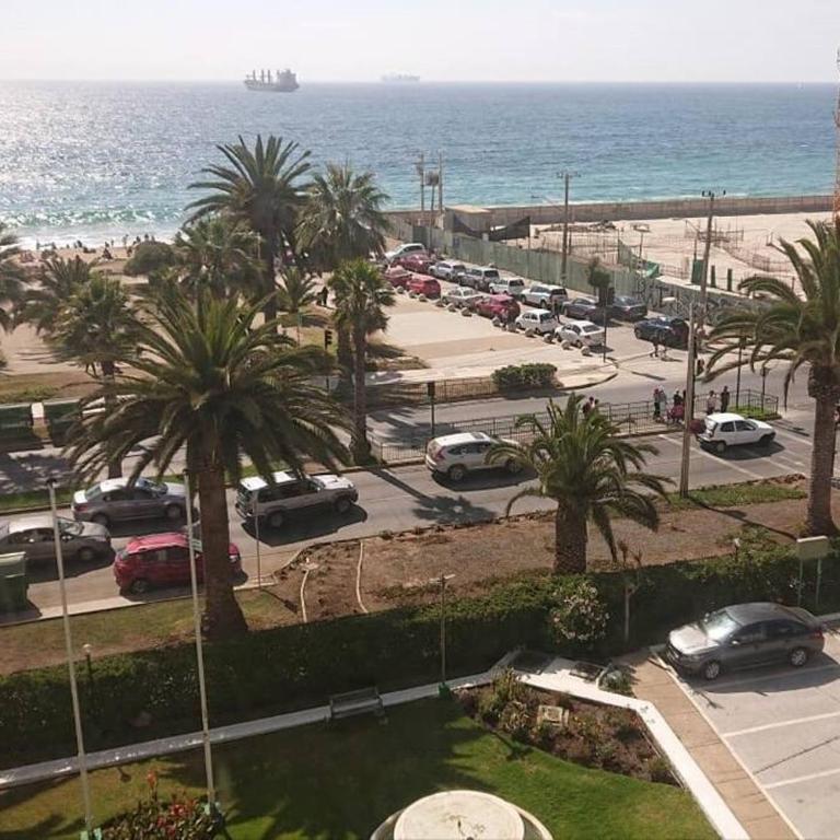 Frente al mar y a pasos del Mall - Three-Bedroom Apartment - 1