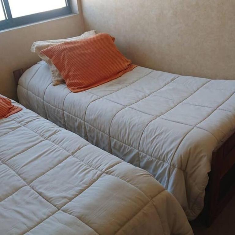 Frente al mar y a pasos del Mall - Three-Bedroom Apartment - 5
