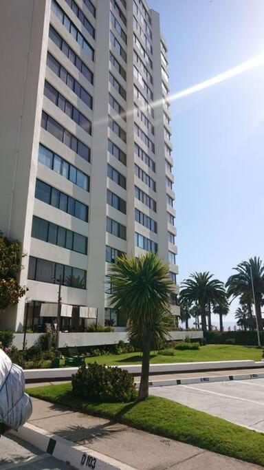 Frente al mar y a pasos del Mall - Three-Bedroom Apartment - 7