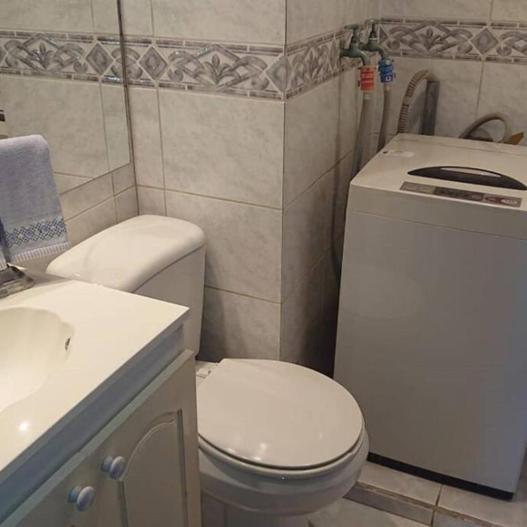 Frente al mar y a pasos del Mall - Three-Bedroom Apartment - 10