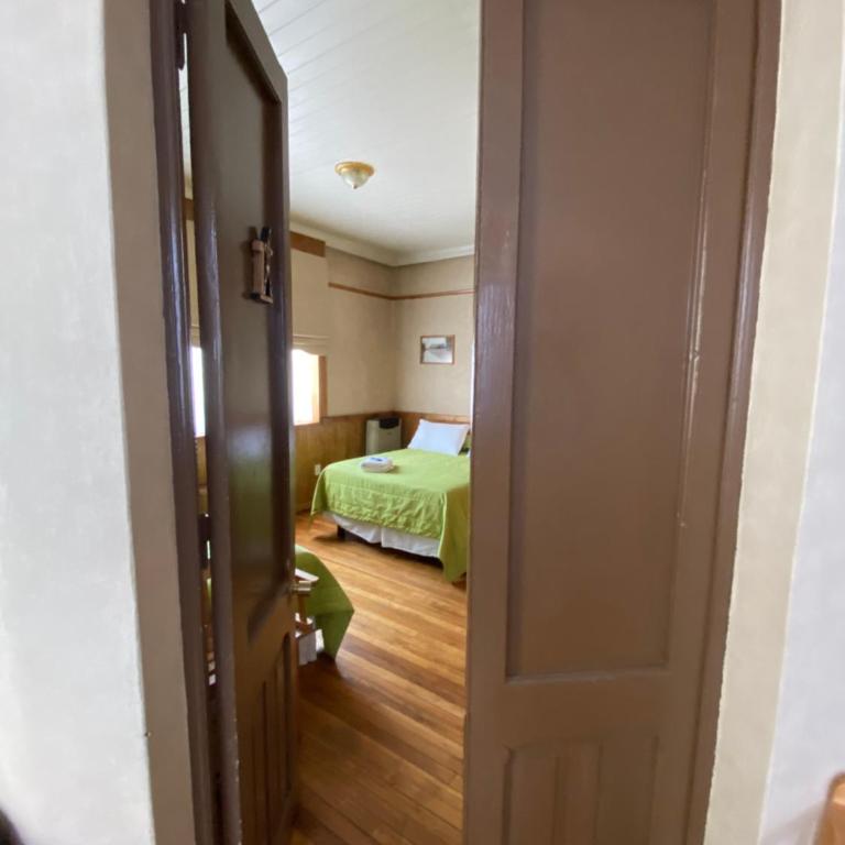 Hostal Chalet Las Violetas - Double or Twin Room with Private Bathroom - 4