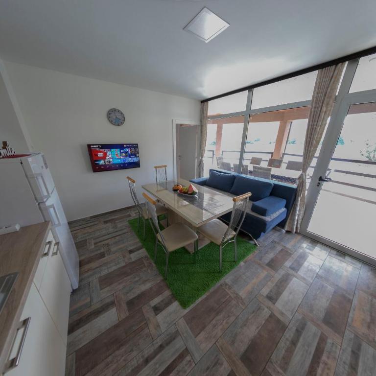 Holiday Homes Pozitiva - Three-Bedroom Townhouse - 2