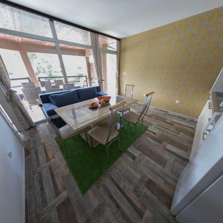 Holiday Homes Pozitiva - Three-Bedroom Townhouse - 14