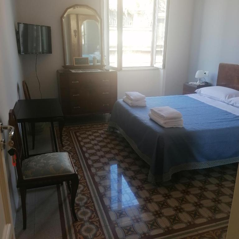 Battisti 18 Vintage Rooms - Double Room with Private External Bathroom - 12