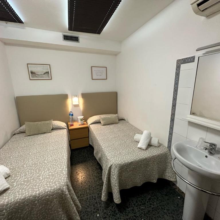 Hostal Alogar - Twin Room with Shared Bathroom - 5