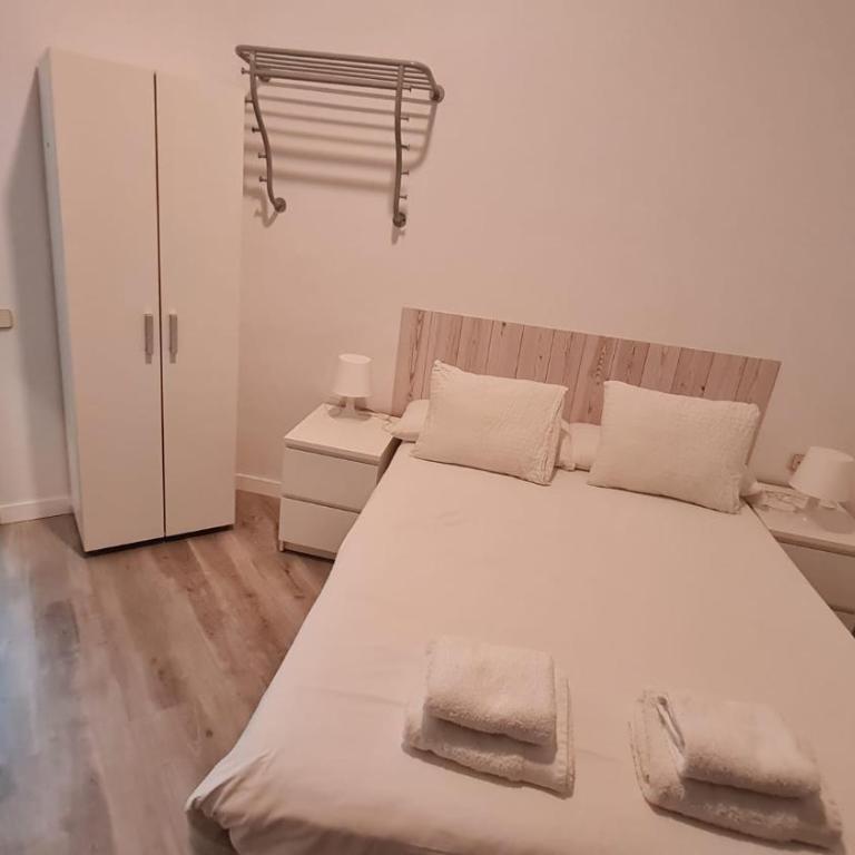 Hostal Eixample - Budget Double Room - 7