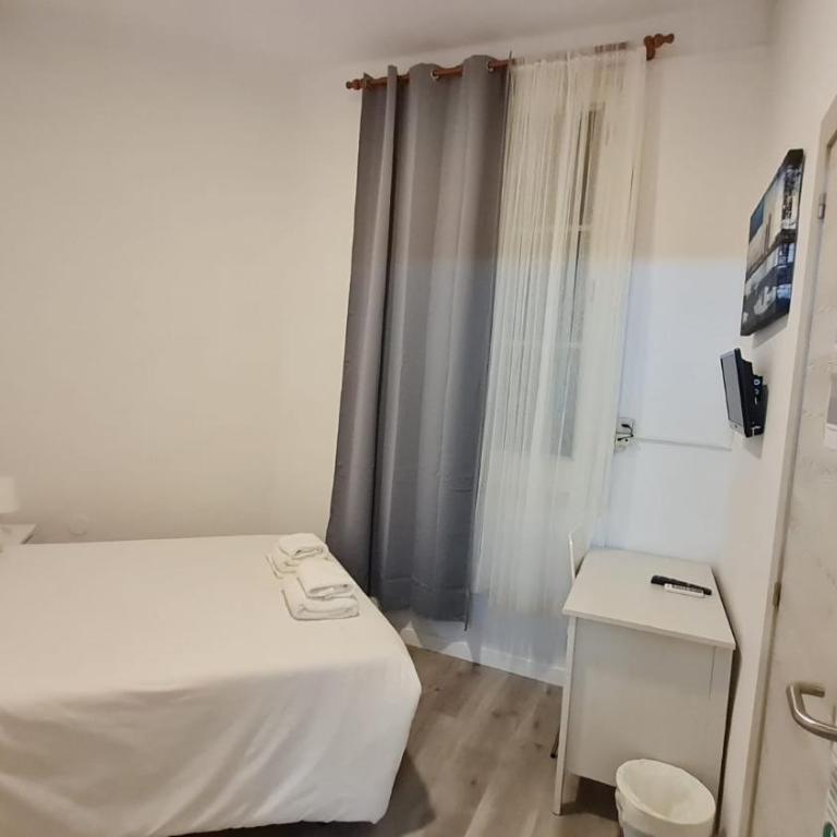 Hostal Eixample - Budget Double Room - 9
