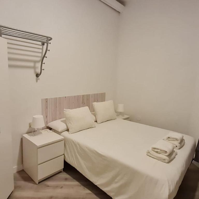 Hostal Eixample - Budget Double Room - 6
