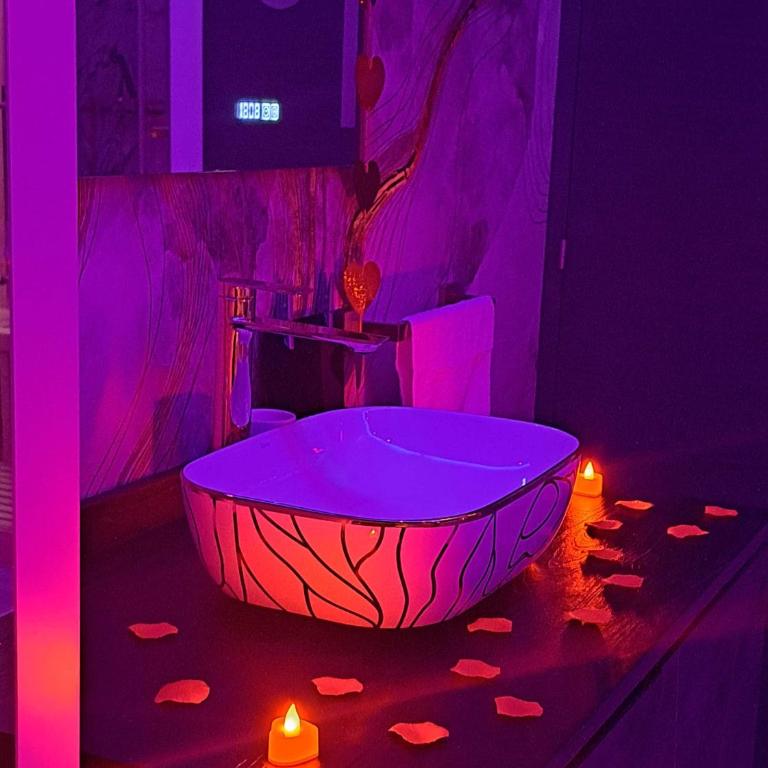 L'Aurore Love Room de prestige jacuzzi sauna piscine chauffée cuisine - Maison 1 Chambre - 11