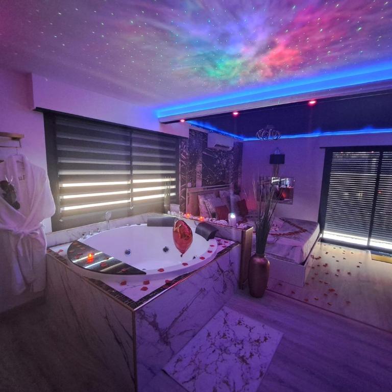 L'Aurore Love Room de prestige jacuzzi sauna piscine chauffée cuisine - Maison 1 Chambre - 8