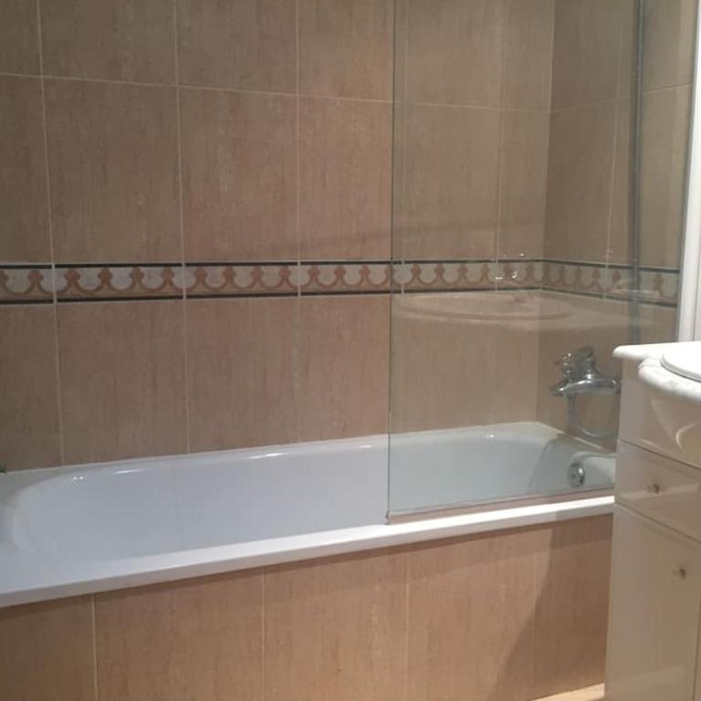 Stylish & cosy 3 bed apartment! - Three-Bedroom Apartment - 15