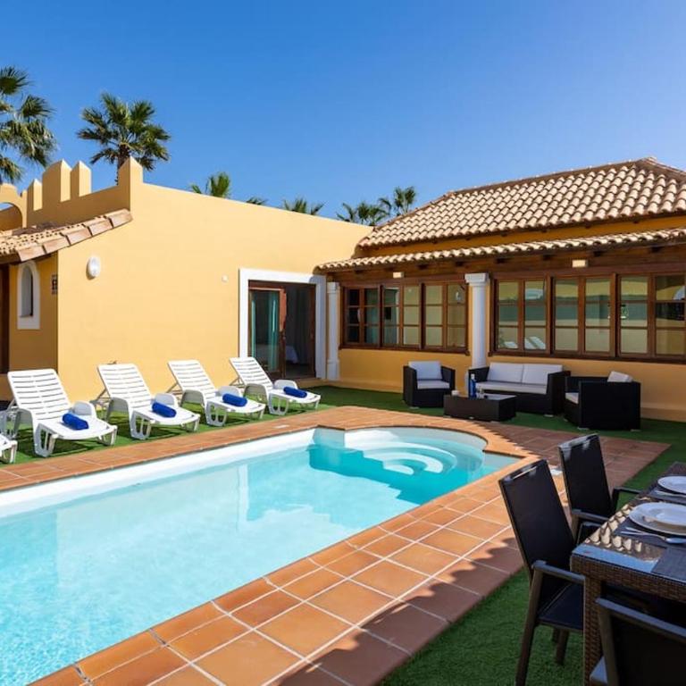 Villa Helen - Heated Pool Wifi SmartTV Barbecue - Three-Bedroom Villa - 1
