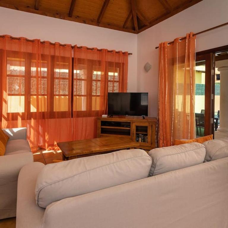Villa Helen - Heated Pool Wifi SmartTV Barbecue - Three-Bedroom Villa - 2