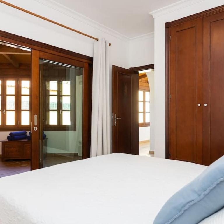 Villa Helen - Heated Pool Wifi SmartTV Barbecue - Three-Bedroom Villa - 3
