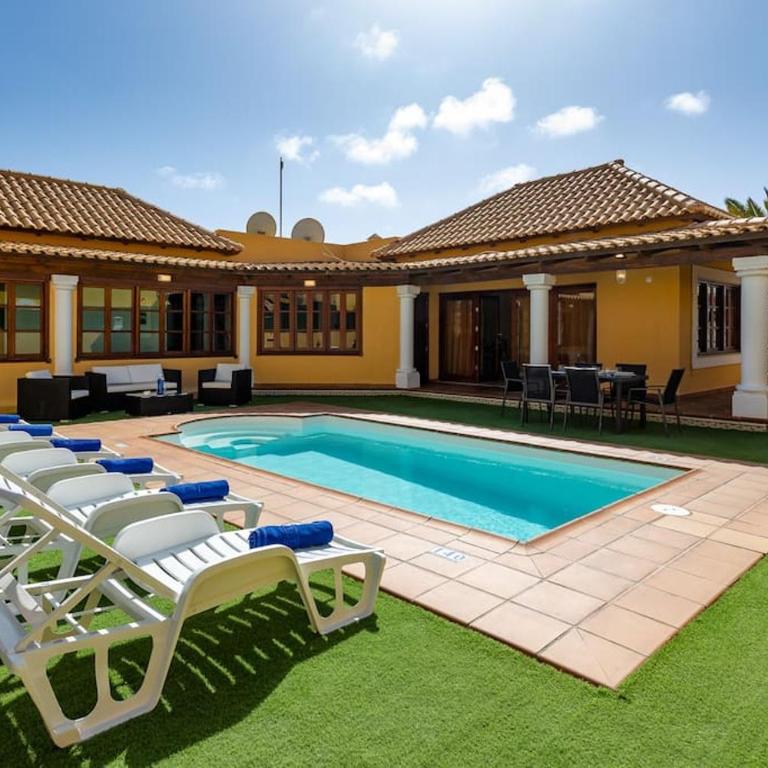 Villa Helen - Heated Pool Wifi SmartTV Barbecue - Three-Bedroom Villa - 6