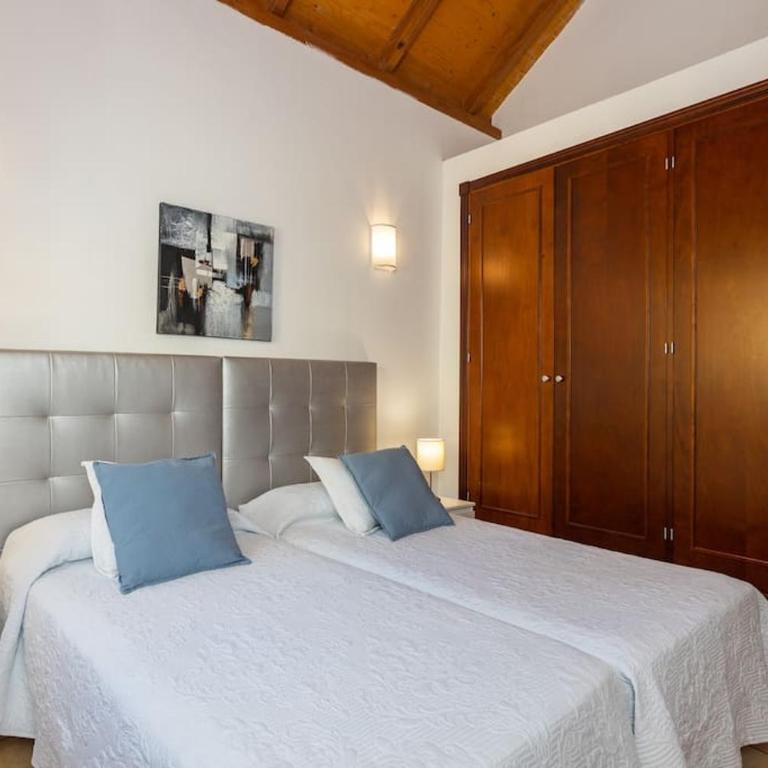 Villa Helen - Heated Pool Wifi SmartTV Barbecue - Three-Bedroom Villa - 8