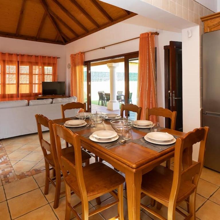 Villa Helen - Heated Pool Wifi SmartTV Barbecue - Three-Bedroom Villa - 10
