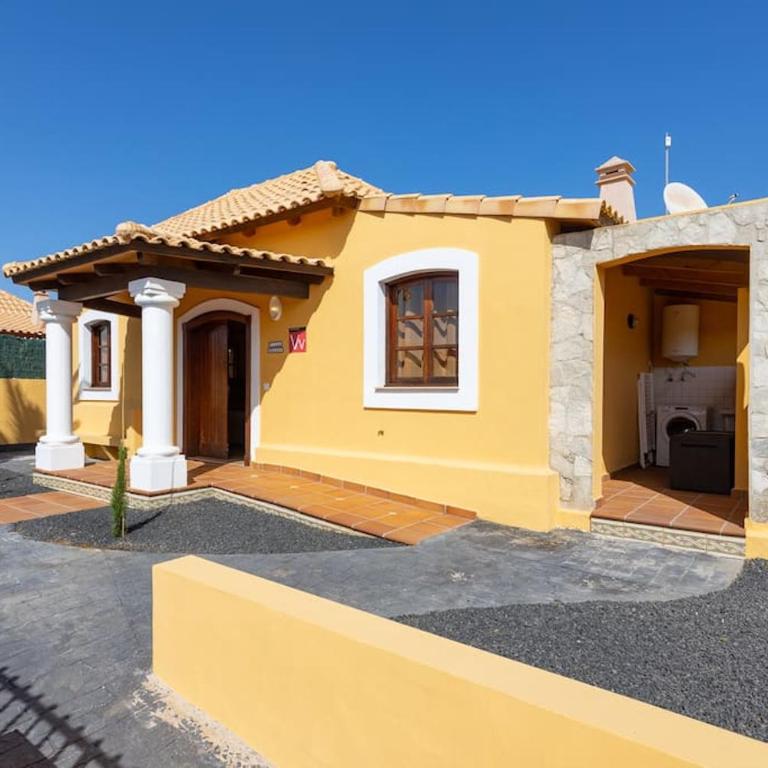 Villa Helen - Heated Pool Wifi SmartTV Barbecue - Three-Bedroom Villa - 12