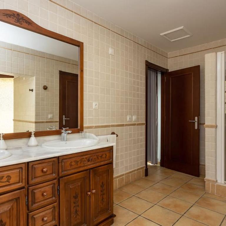 Villa Helen - Heated Pool Wifi SmartTV Barbecue - Three-Bedroom Villa - 15