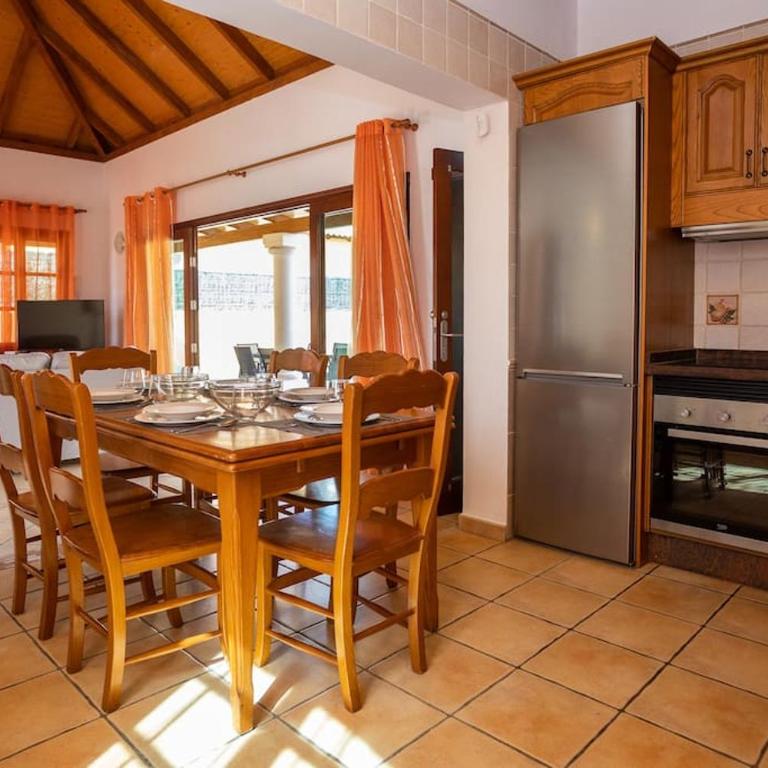 Villa Helen - Heated Pool Wifi SmartTV Barbecue - Three-Bedroom Villa - 17