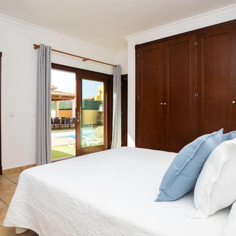 Villa Helen - Heated Pool Wifi SmartTV Barbecue - Three-Bedroom Villa - 20