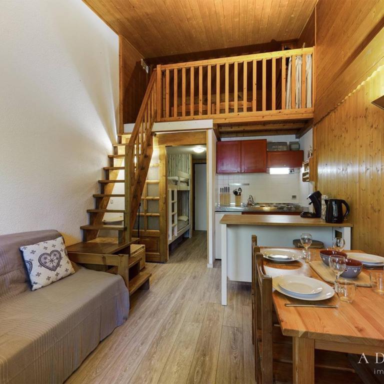 Studio mezzanine rénové 4 pers, balcon, 80m des pistes, proche commerces - Montvalezan - FR-1-398-597 - Studio - 1