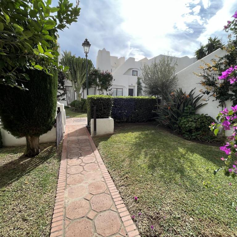 Estepona - Playa - 2 dormitorios con terraza y jardín al lado del mar Jo6 - Apartamento de 2 dormitorios - 2